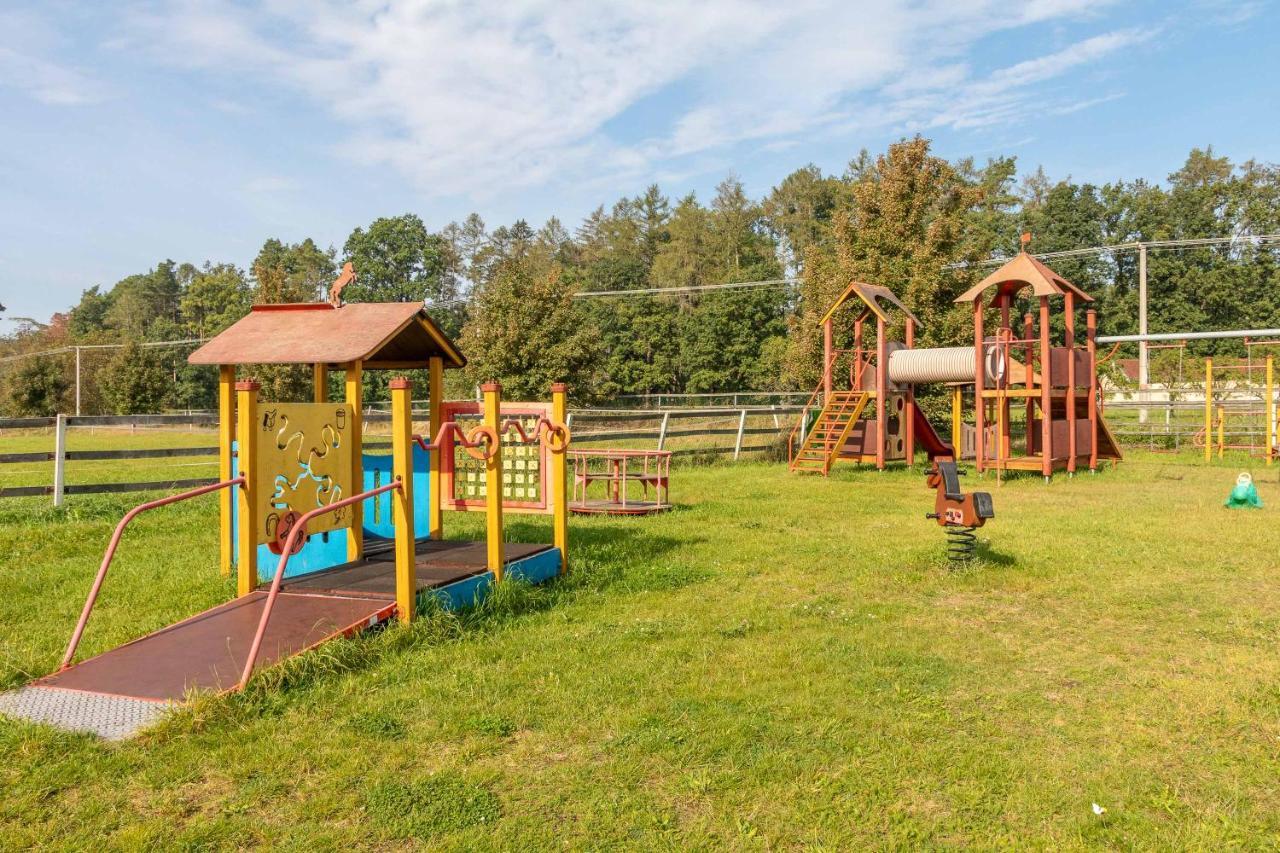 Farma Slunecny Dvur Apartmany A Family Stany Strecha Pod Strechou Hermanuv Mestec Kültér fotó