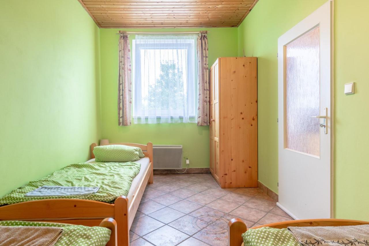 Farma Slunecny Dvur Apartmany A Family Stany Strecha Pod Strechou Hermanuv Mestec Kültér fotó